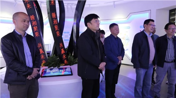 省發改委二級巡視員曾洪暉一行來上栗調研指導工作，并參觀由立標展覽布展的贛湘合作產業園展示館